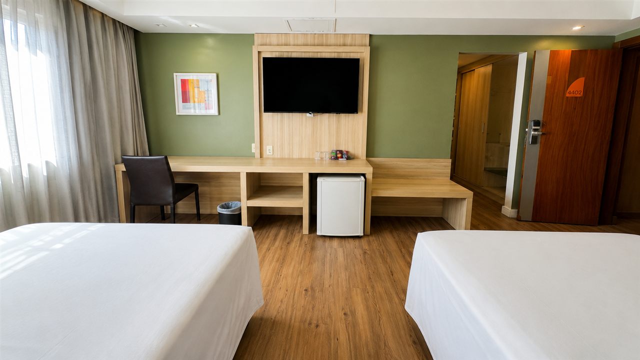 Apartamento Superior com TV, escrivaninha e frigobar