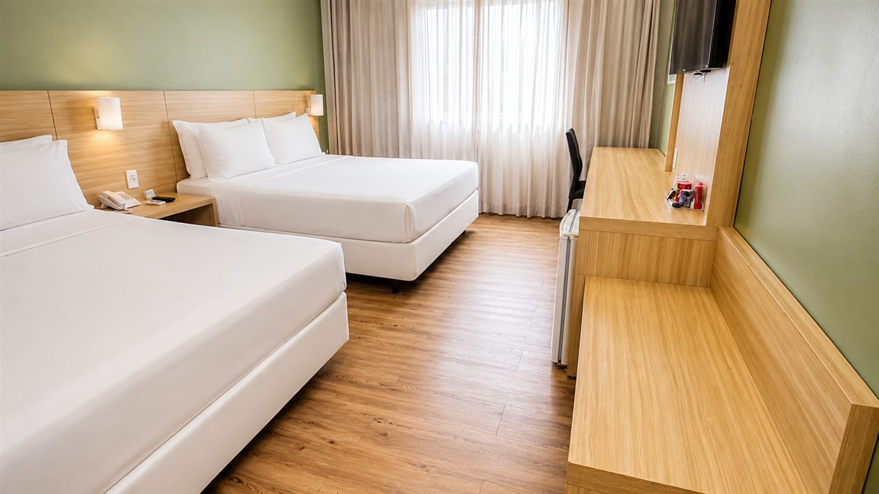 Apartamento amplo com duas camas e janela ampla